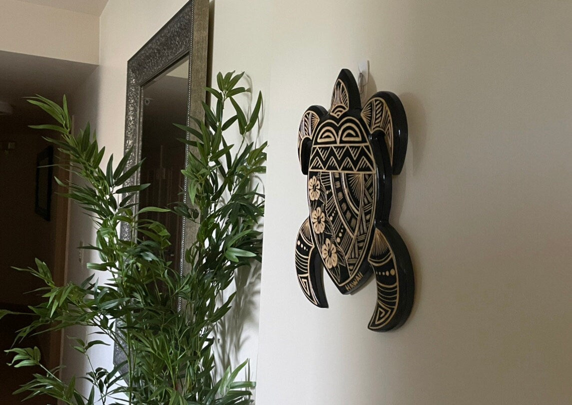 Hand Carved Wood Sea Turtle Plaque – Polynesian Hibiscus Wall Art