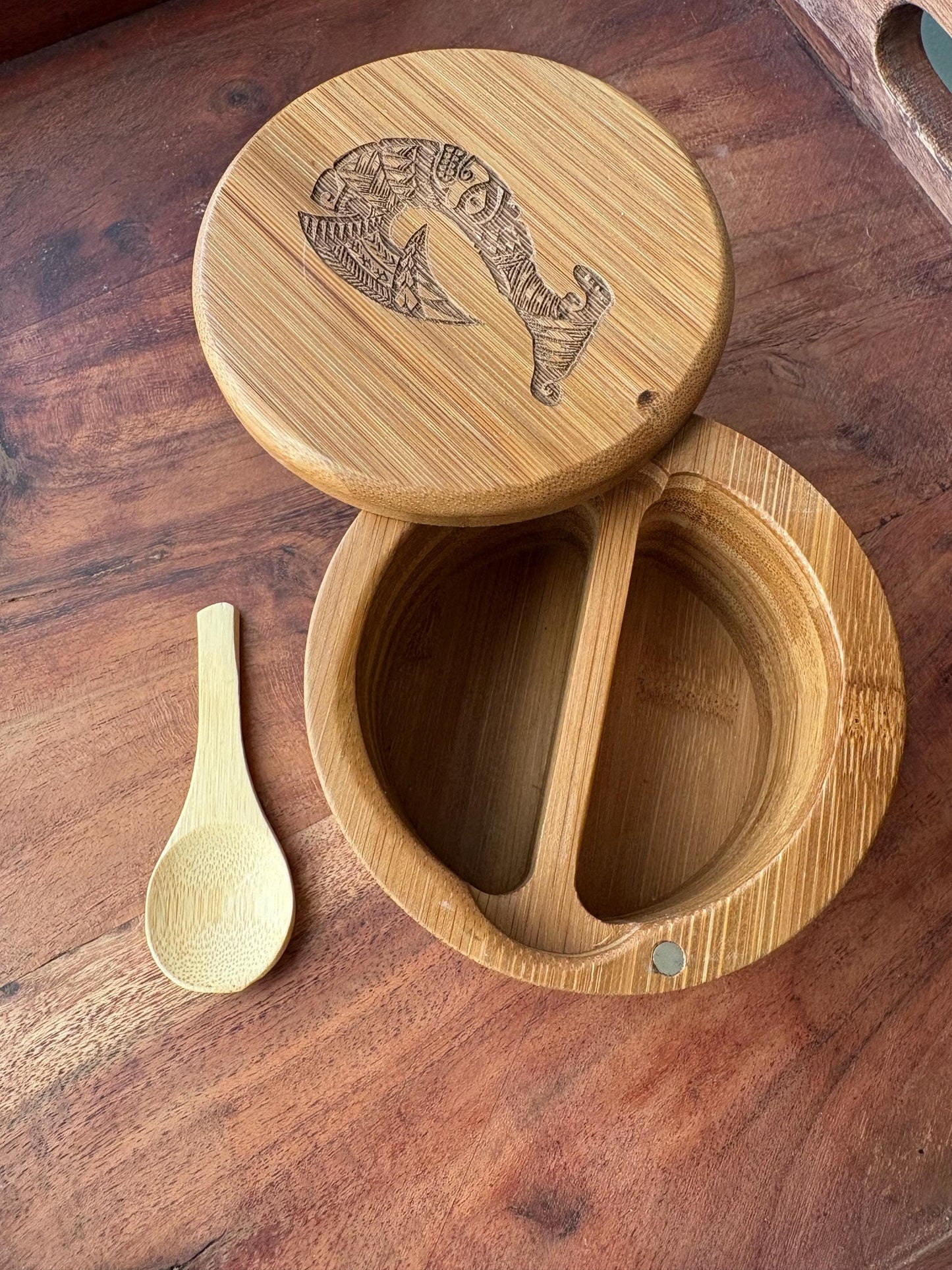 Makau Fish Hook Bamboo Spice Container: Pacific Islander Engraved Wood Dish