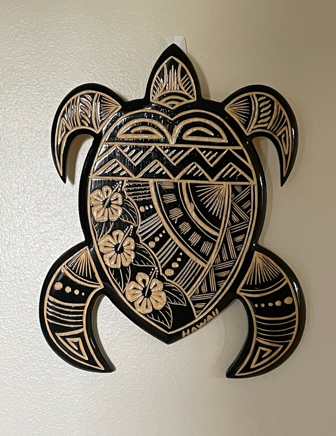 Hand Carved Wood Sea Turtle Plaque – Polynesian Hibiscus Wall Art