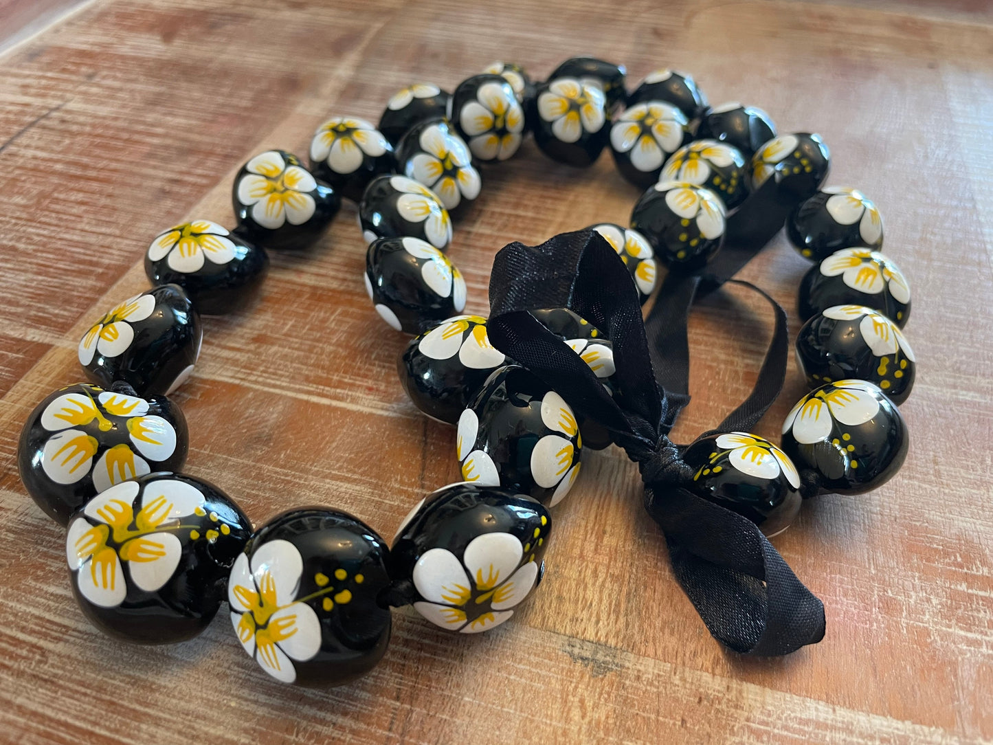 Hibiscus Kukui Nut Lei – Hand Painted, Traditional Ribbon Tie