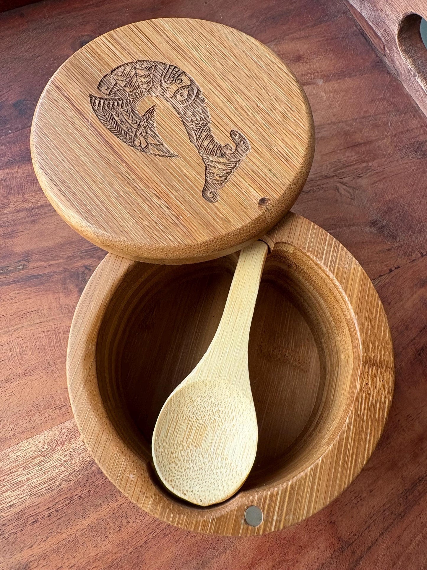 Makau Fish Hook Bamboo Spice Container: Pacific Islander Engraved Wood Dish