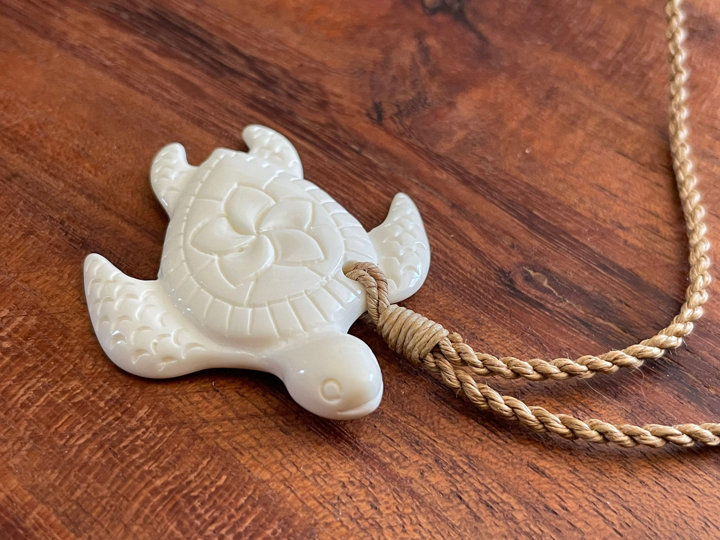 Engraved Buffalo Bone Sea Turtle Necklace – Polynesian Honu Pendant